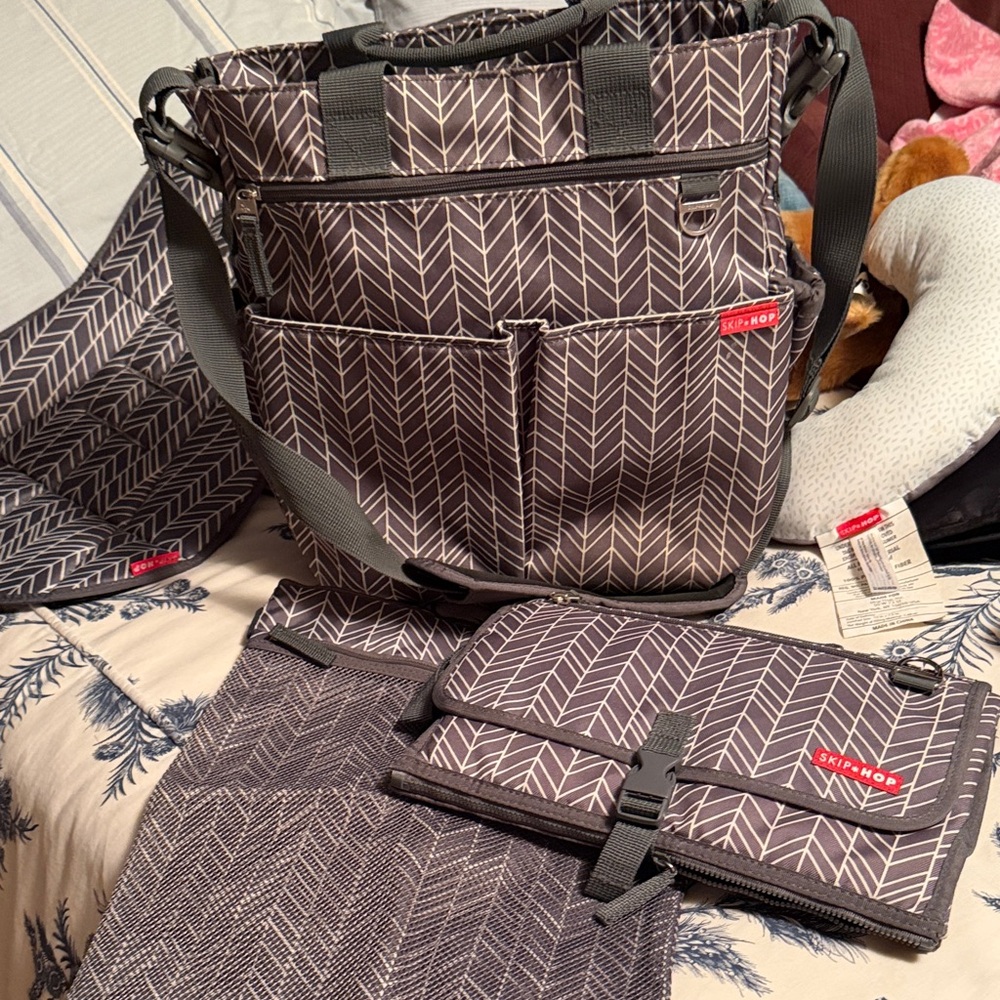 Skip Hop Chevron Patterned Diaper Bag, portable changing Pad, Bag for clothes